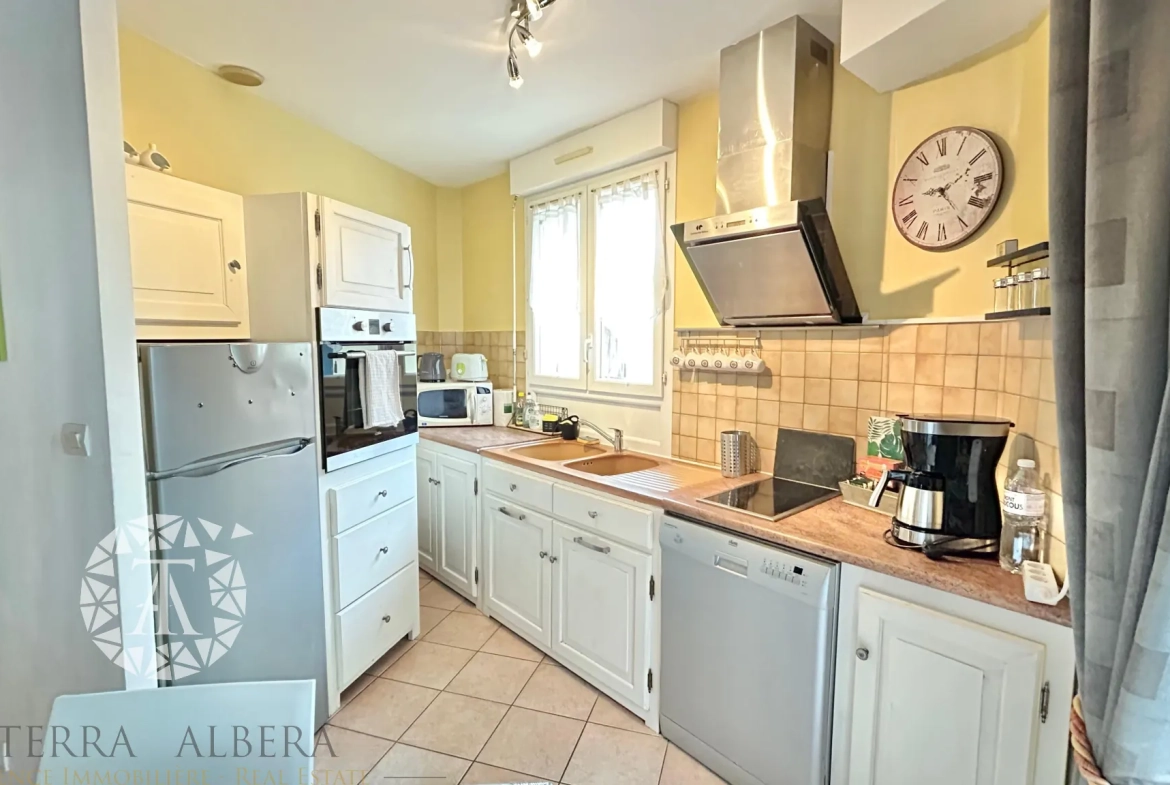 Appartement rénové de 48,64 m² au centre d'Argelès avec mezzanine et proximité des commodités 