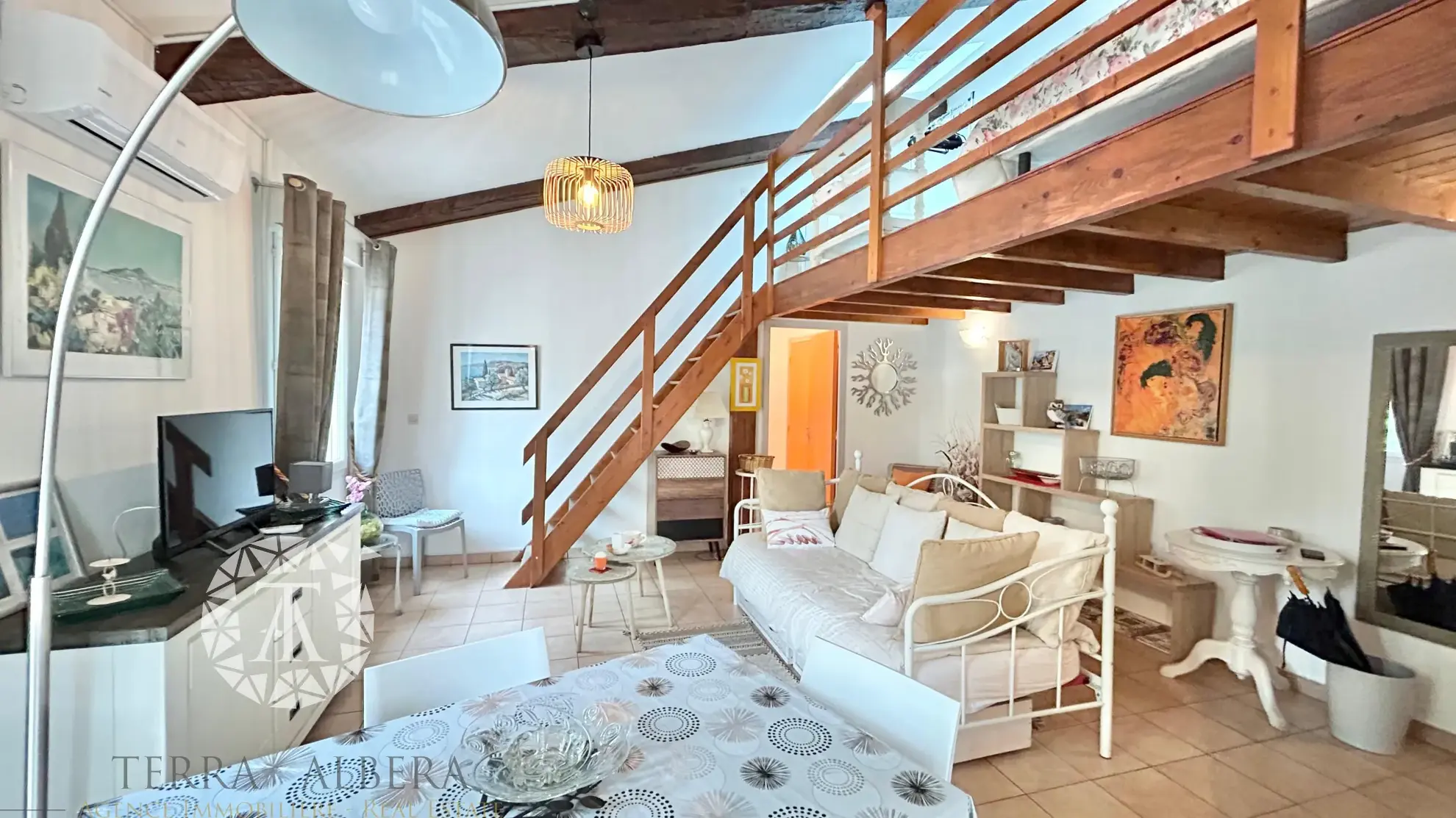 Appartement rénové de 48,64 m² au centre d'Argelès avec mezzanine et proximité des commodités 
