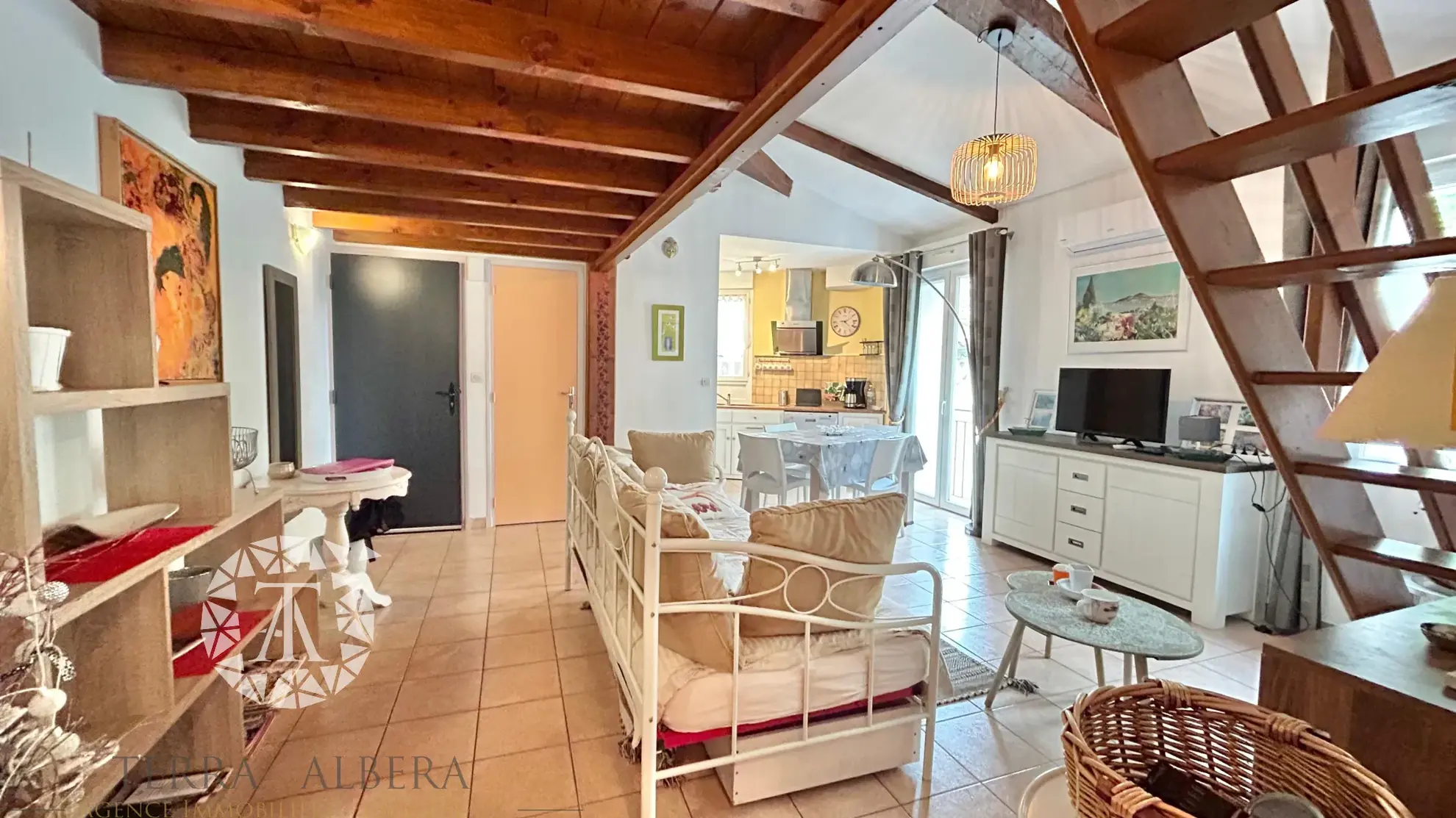 Appartement rénové de 48,64 m² au centre d'Argelès avec mezzanine et proximité des commodités 