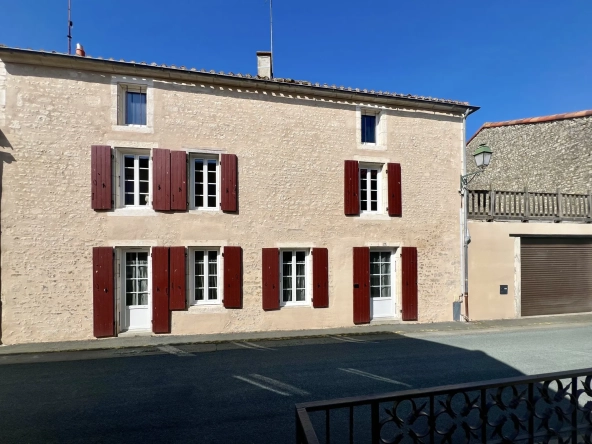 Maison de ville rénovée avec terrasse à Saint-Jean-d’Hermine