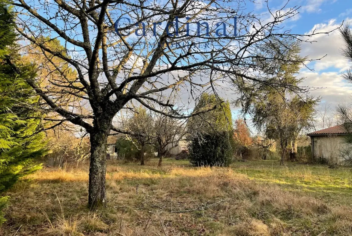 Terrain constructible de 951 m2 à Coursac, calme et arboré, proximité commodités 