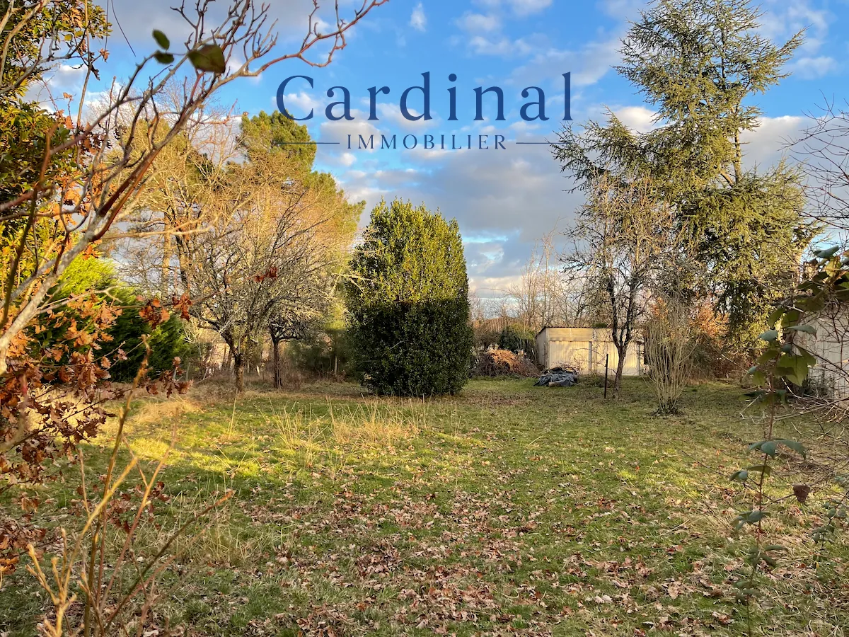 Terrain constructible de 951 m2 à Coursac, calme et arboré, proximité commodités 