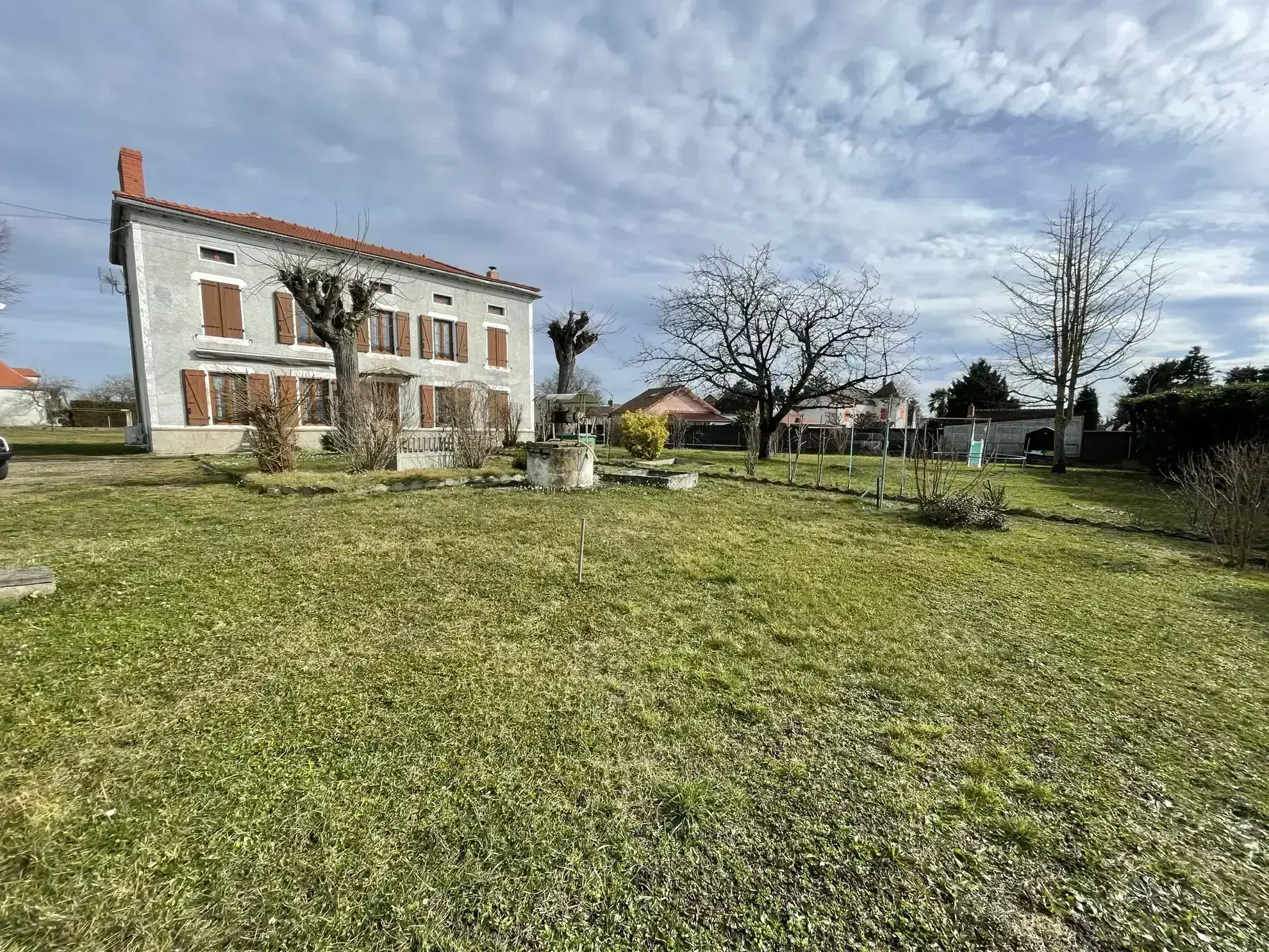 Maison de maître à Cognat-Lyonne avec terrain de 3500 m² et dépendances 