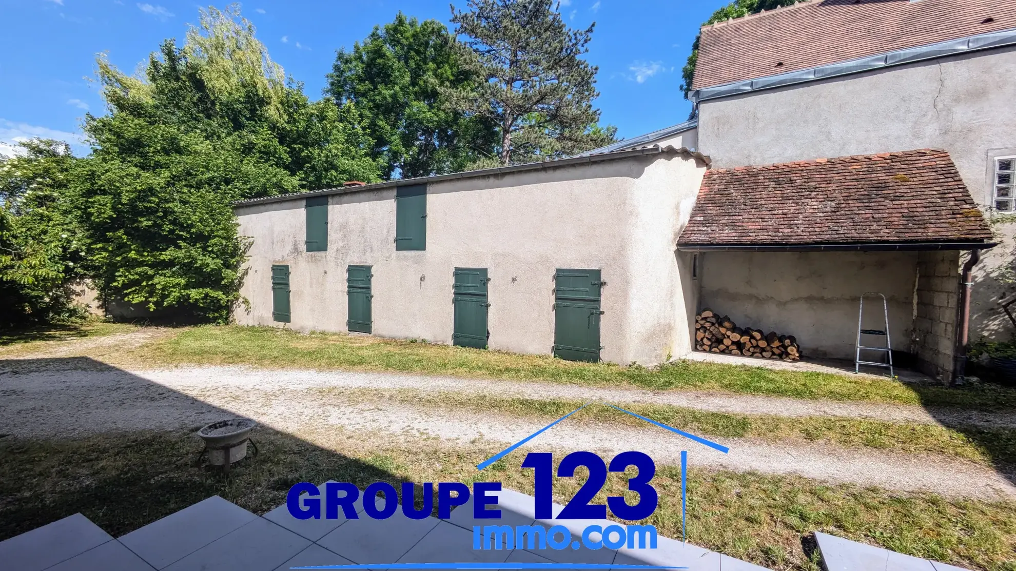 Maison ancienne avec dépendances et jardin clôturé à Vincelles proche d'Auxerre 