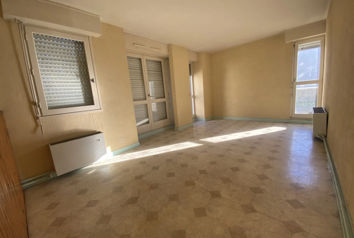 Appartement à vendre de 90m² à Vierzon en centre-ville avec terrasse et parking 