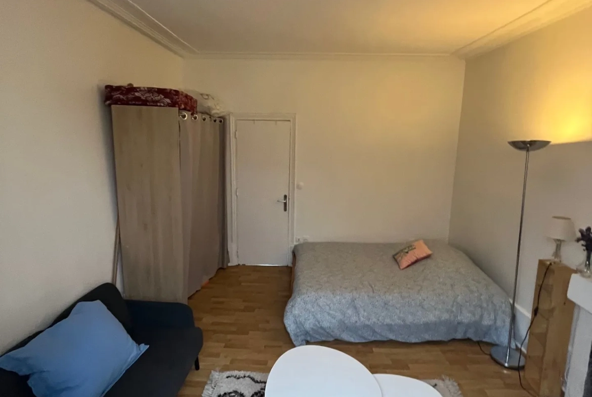 Appartement 2 pièces à Paris 18ème avec cachet ancien et confort moderne 