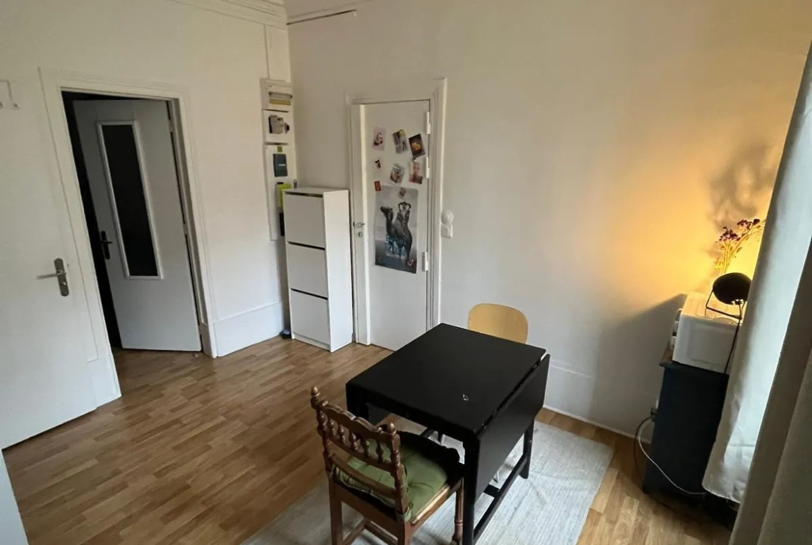Appartement 2 pièces à Paris 18ème avec cachet ancien et confort moderne 