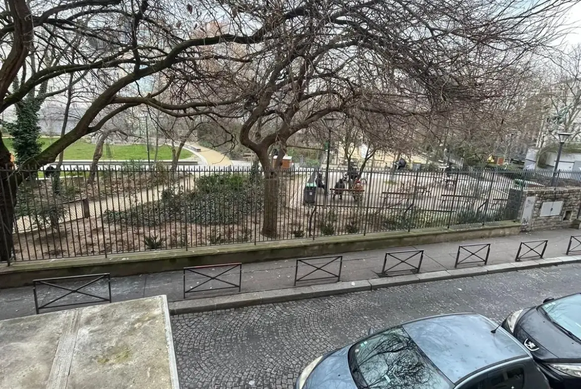 Appartement 2 pièces à Paris 18ème avec cachet ancien et confort moderne 
