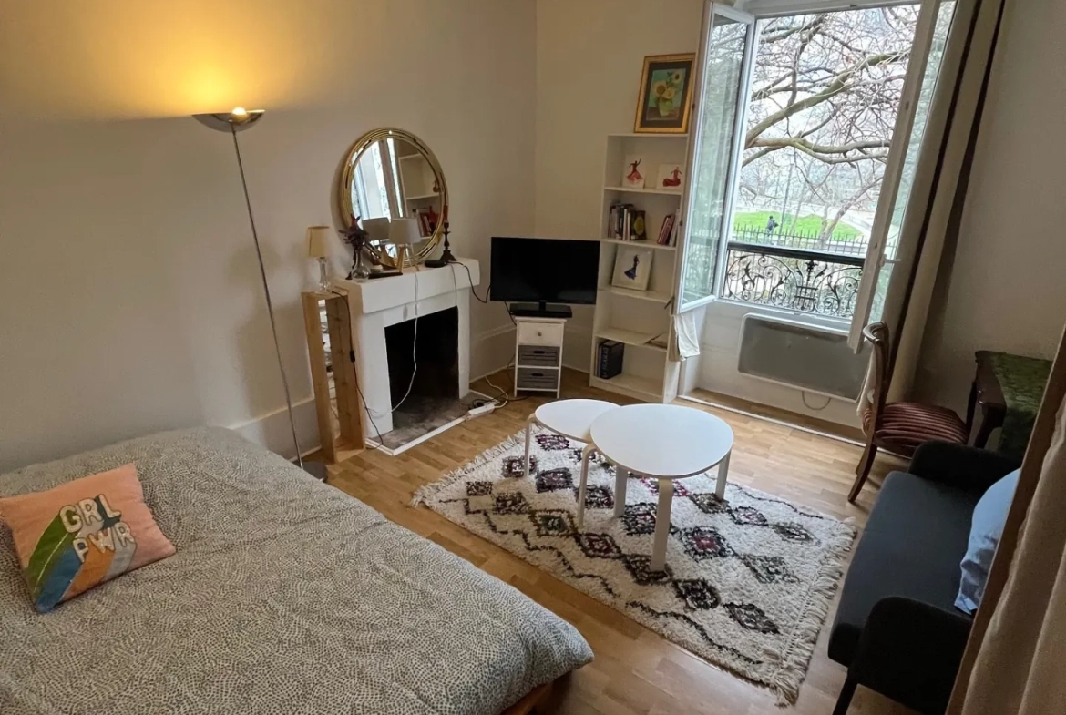 Appartement 2 pièces à Paris 18ème avec cachet ancien et confort moderne 