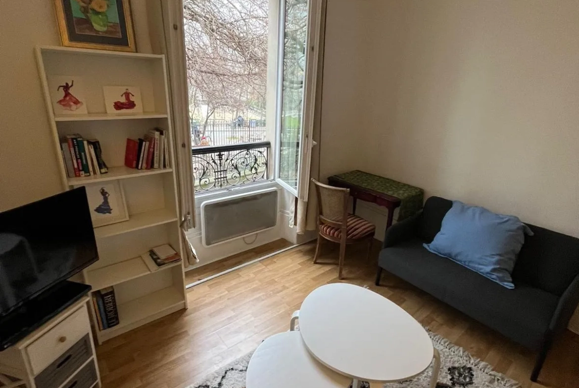 Appartement 2 pièces à Paris 18ème avec cachet ancien et confort moderne 