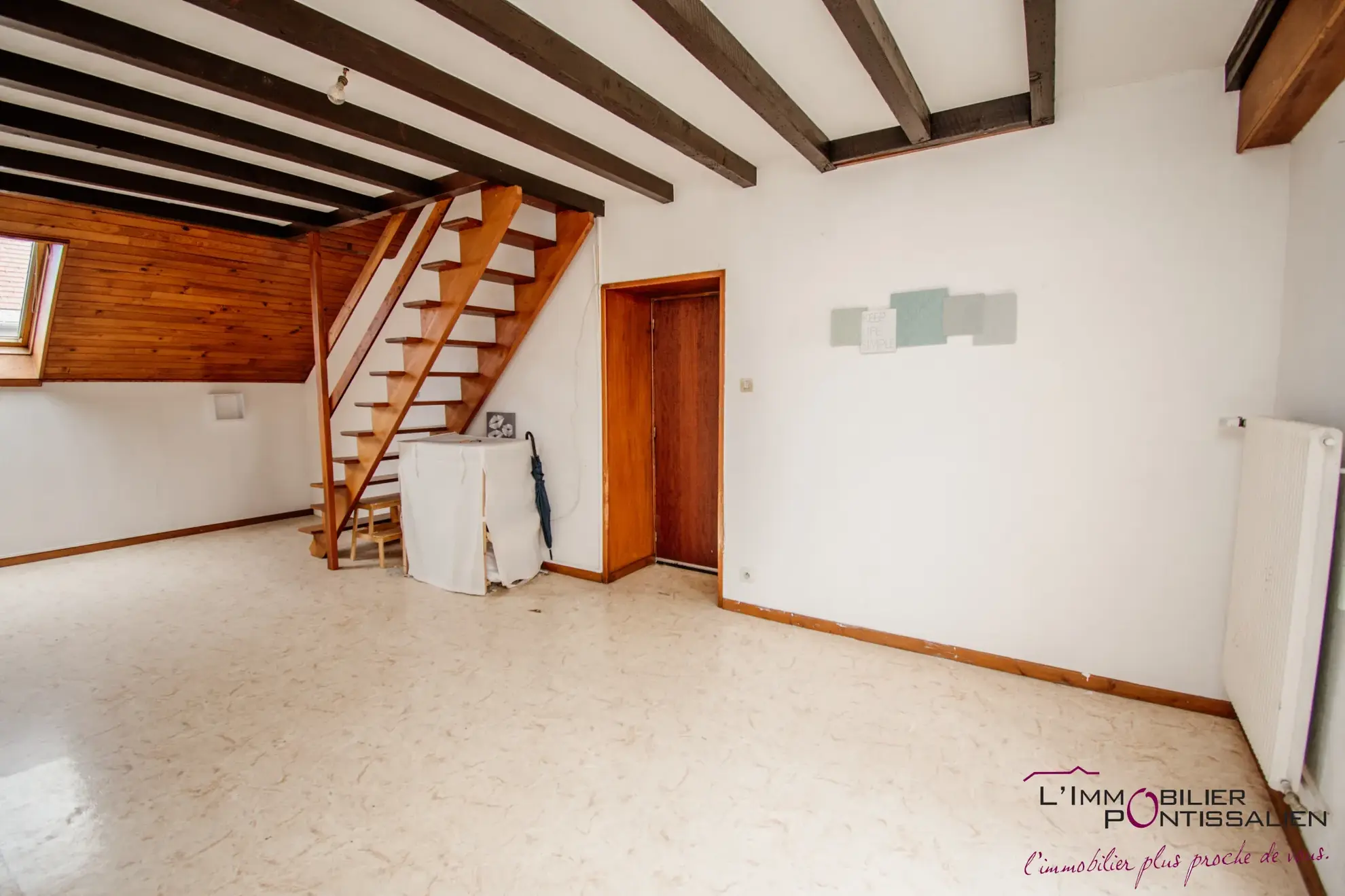 Appartement 2 pièces en duplex au centre de Pontarlier avec parking et cave 