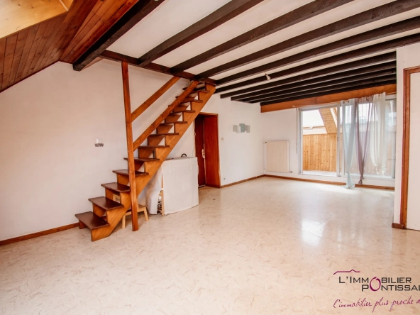 Appartement 2 pièces en duplex au centre de Pontarlier avec parking et cave