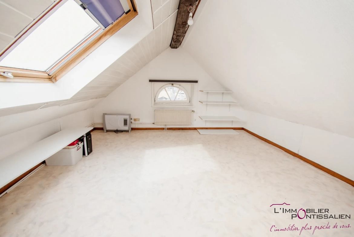 Appartement 2 pièces en duplex au centre de Pontarlier avec parking et cave 