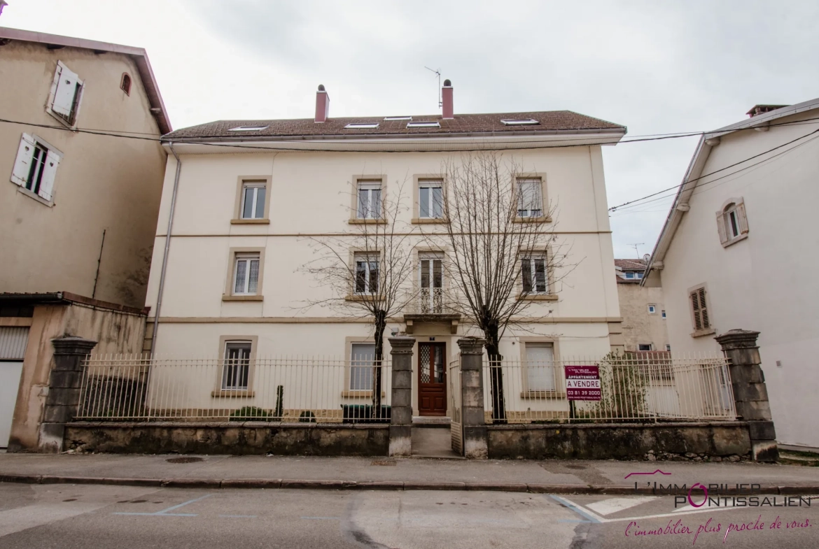Appartement 2 pièces en duplex au centre de Pontarlier avec parking et cave 