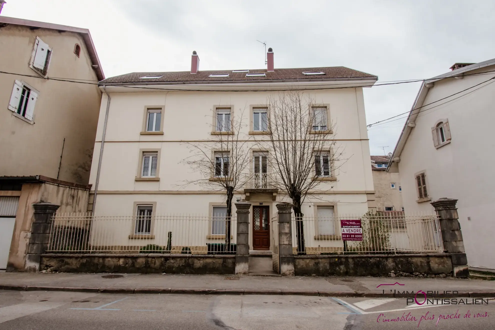 Appartement 2 pièces en duplex au centre de Pontarlier avec parking et cave 