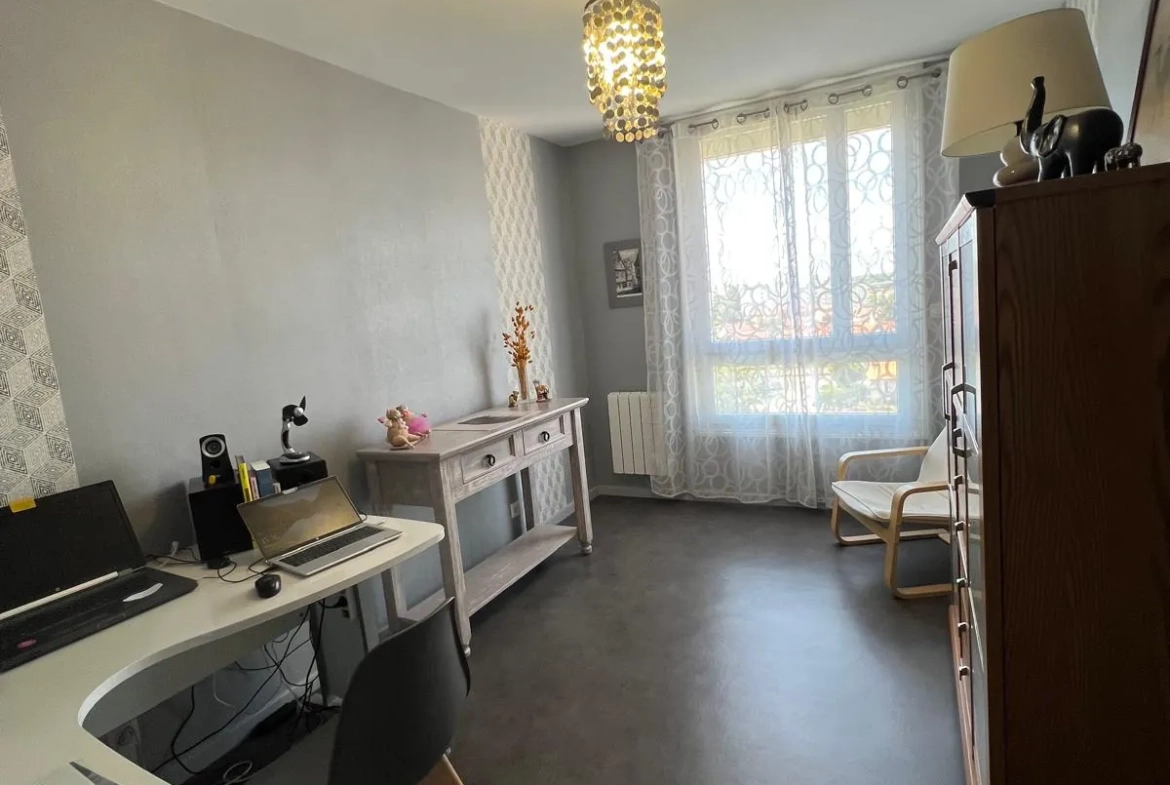 Grand appartement traversant de 136 m² à Roanne avec balcon dans un parc arboré 
