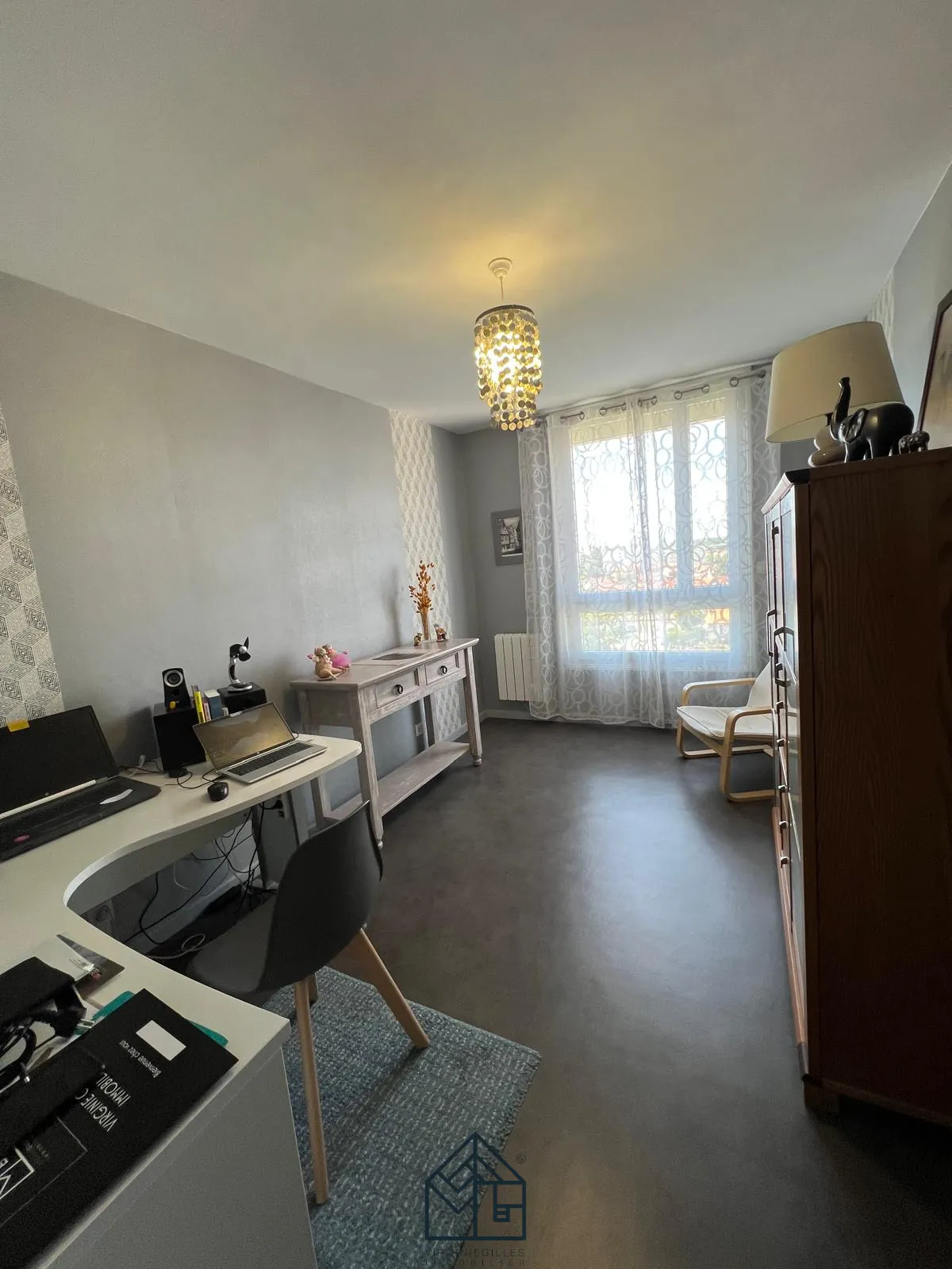 Grand appartement traversant de 136 m² à Roanne avec balcon dans un parc arboré 
