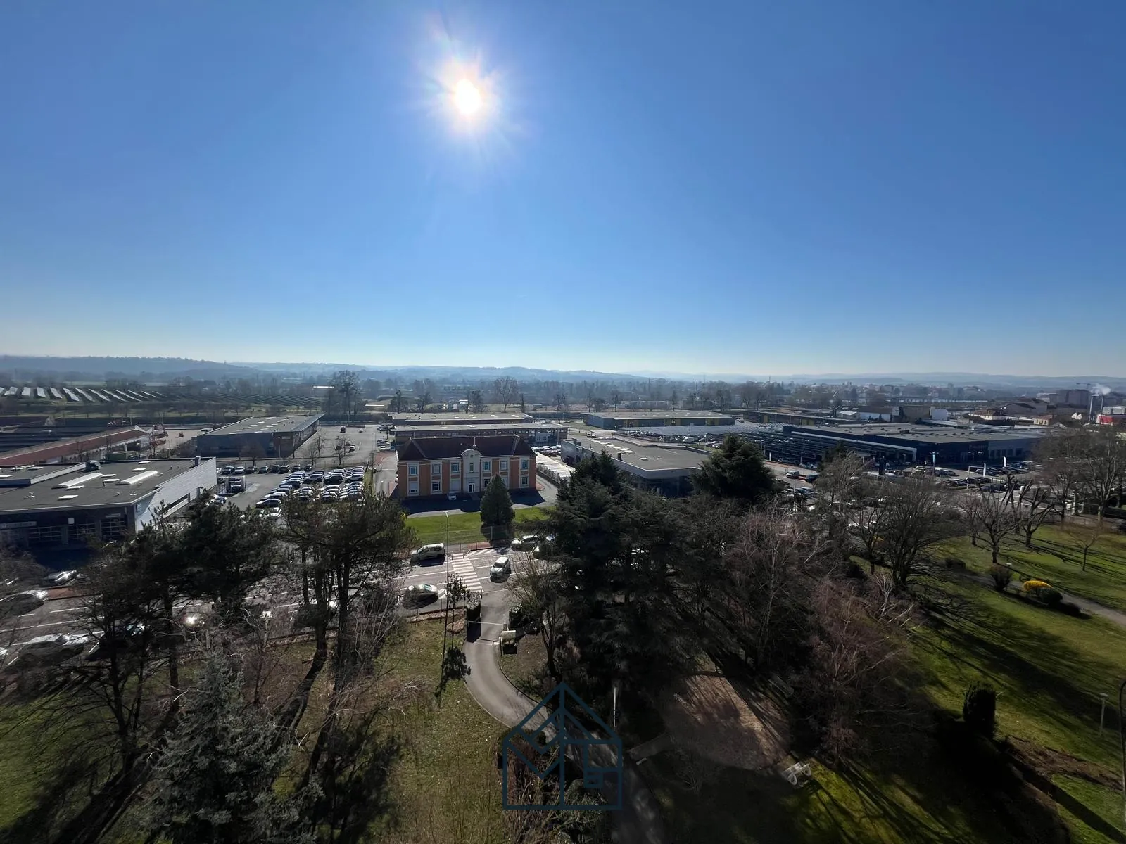 Grand appartement traversant de 136 m² à Roanne avec balcon dans un parc arboré 