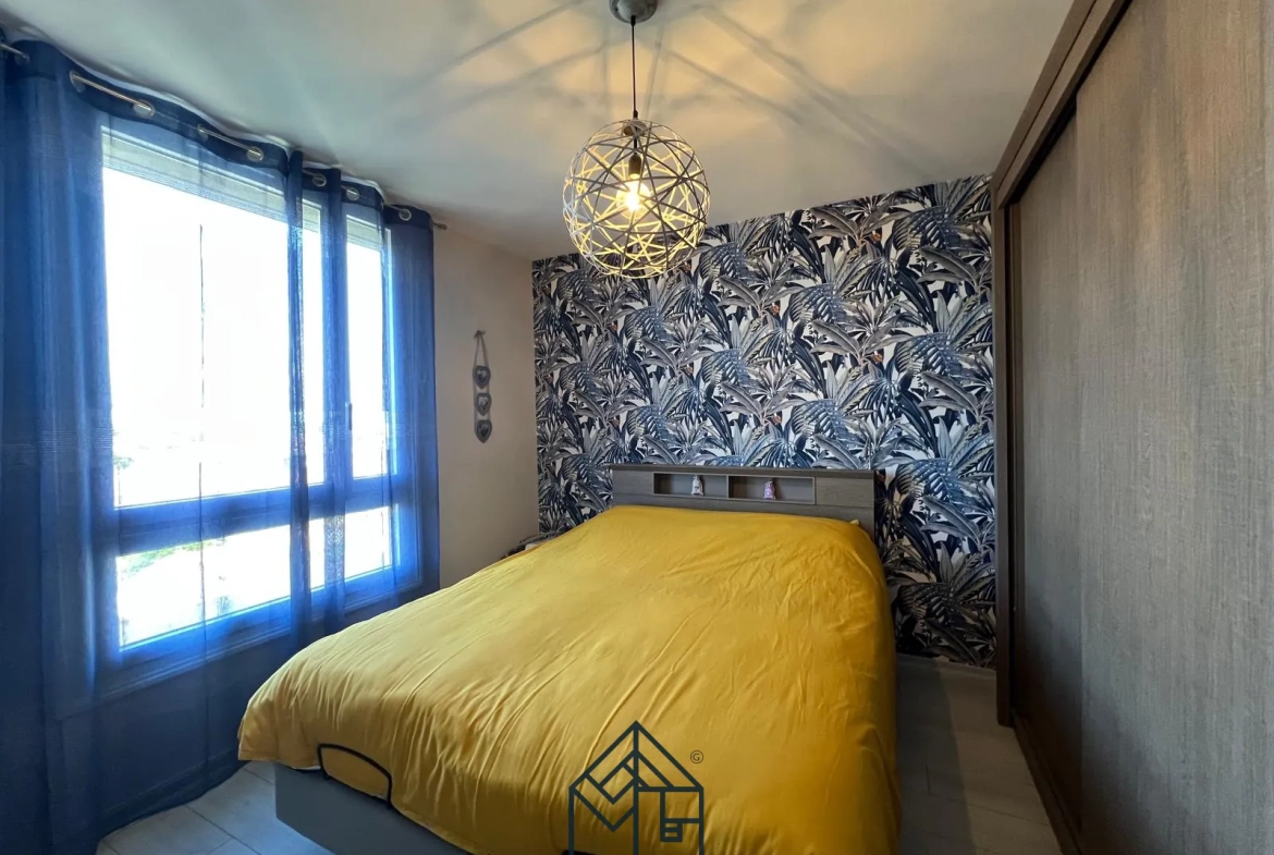 Grand appartement traversant de 136 m² à Roanne avec balcon dans un parc arboré 