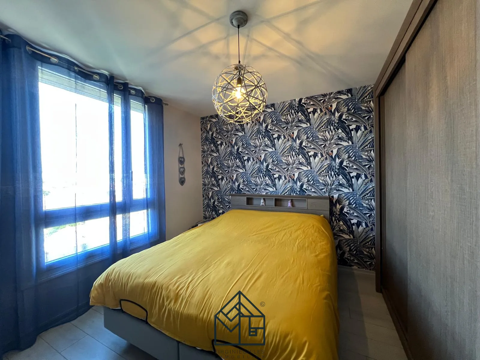 Grand appartement traversant de 136 m² à Roanne avec balcon dans un parc arboré 