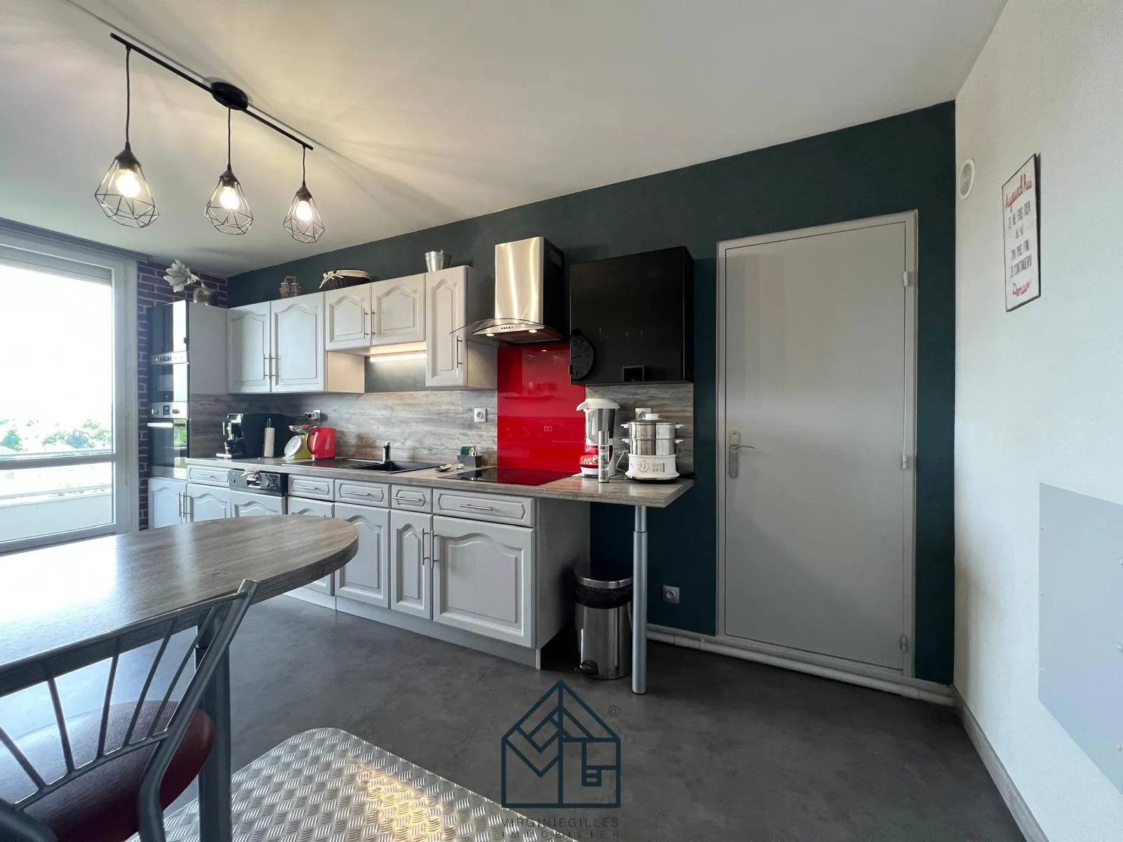 Grand appartement traversant de 136 m² à Roanne avec balcon dans un parc arboré 