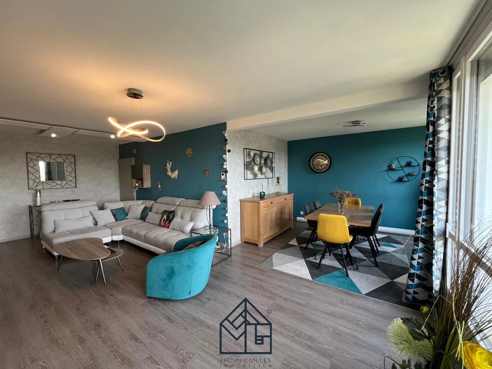 Grand appartement traversant de 136 m² à Roanne avec balcon dans un parc arboré 
