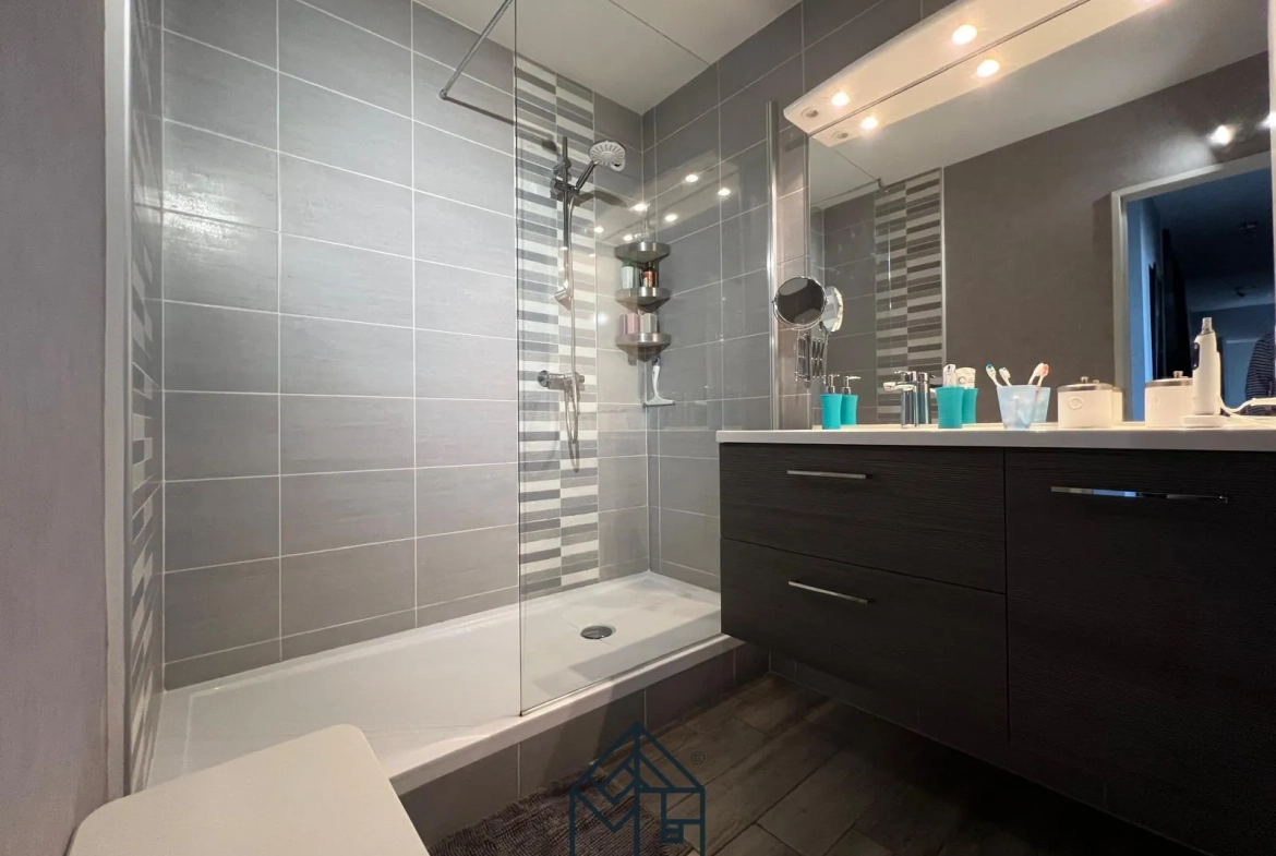 Grand appartement traversant de 136 m² à Roanne avec balcon dans un parc arboré 