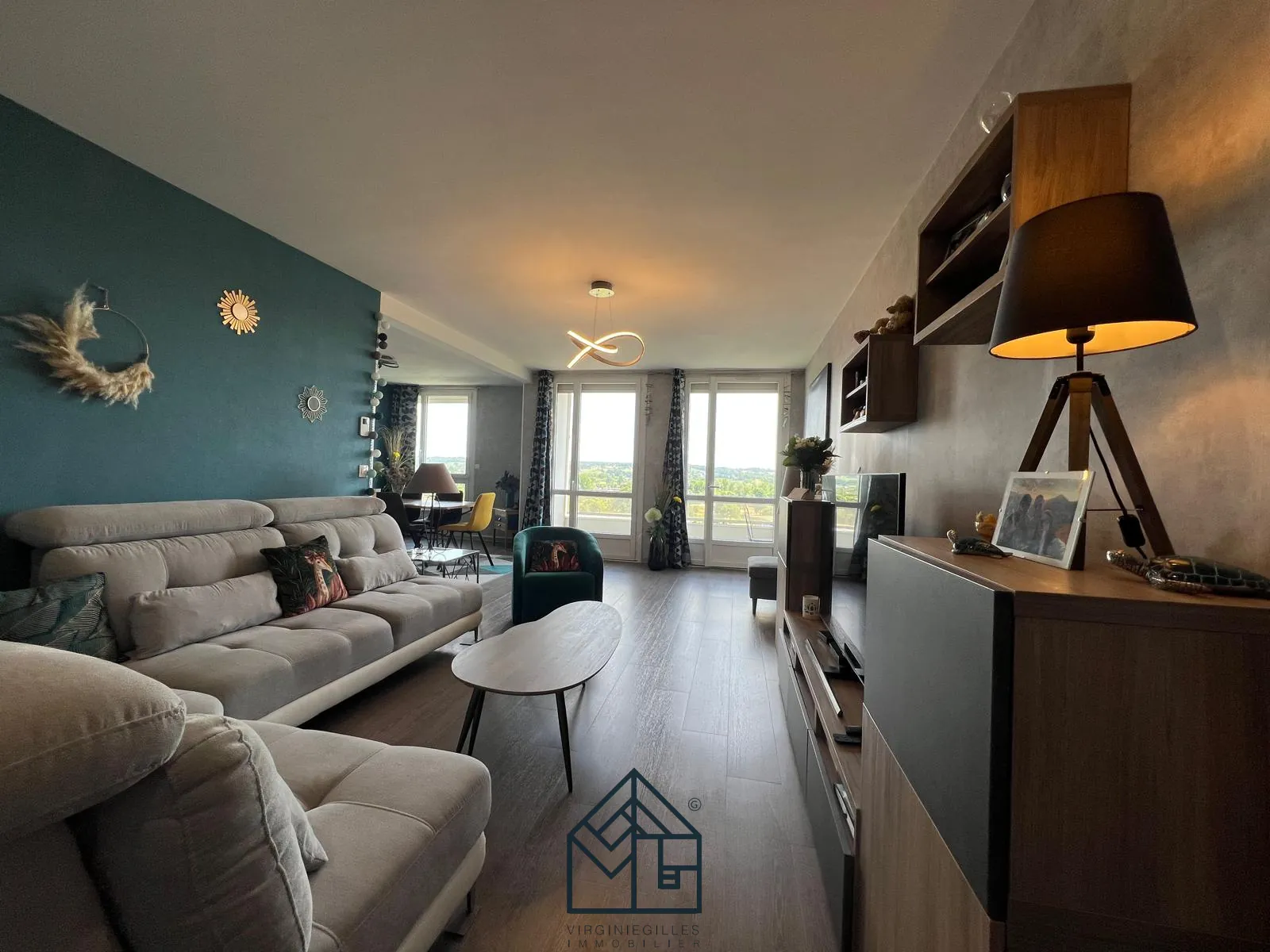 Grand appartement traversant de 136 m² à Roanne avec balcon dans un parc arboré 