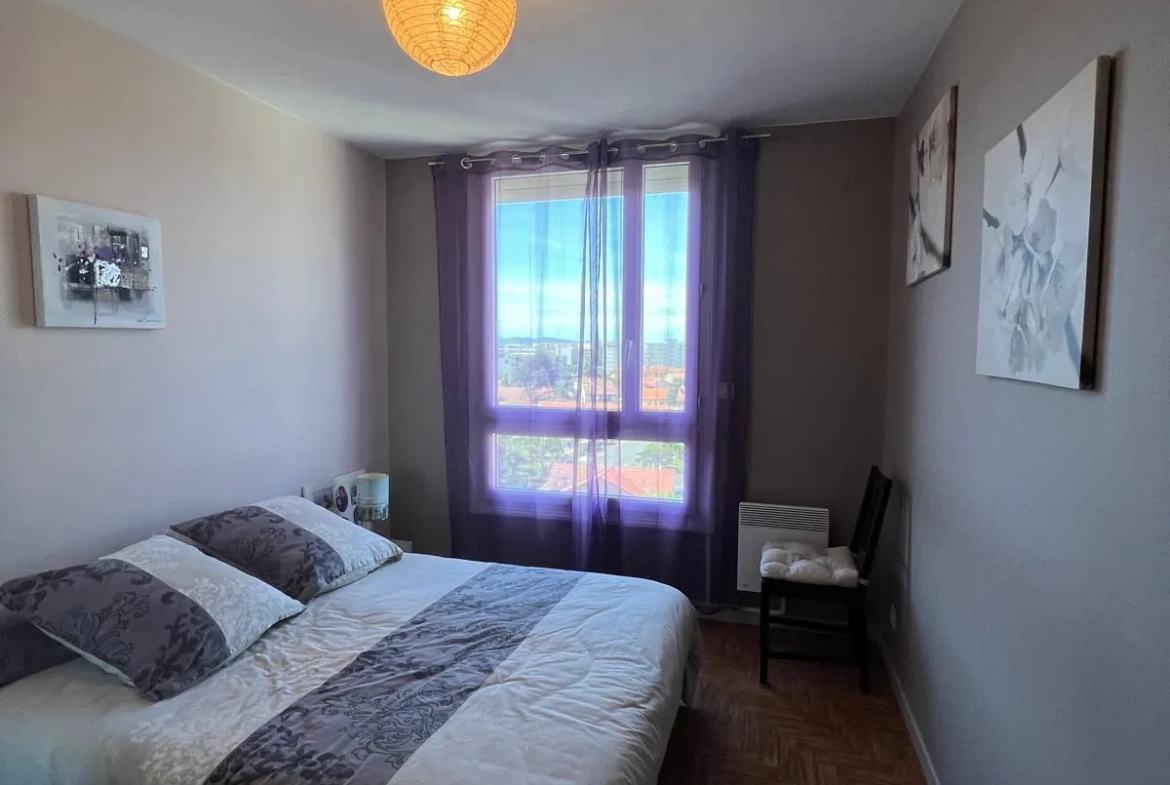 Grand appartement traversant de 136 m² à Roanne avec balcon dans un parc arboré 