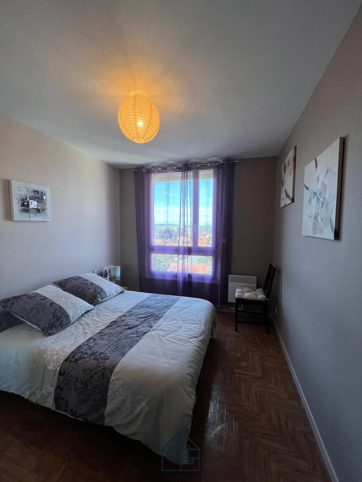 Grand appartement traversant de 136 m² à Roanne avec balcon dans un parc arboré 