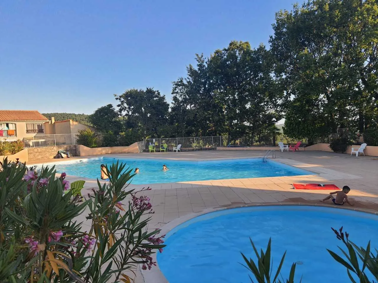 Charmante maisonnette T2 avec jardin et parking à Saint-Vallier-De-Thiey 
