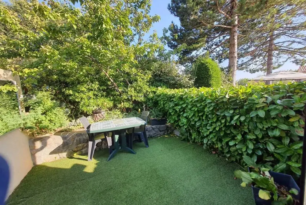 Charmante maisonnette T2 avec jardin et parking à Saint-Vallier-De-Thiey 