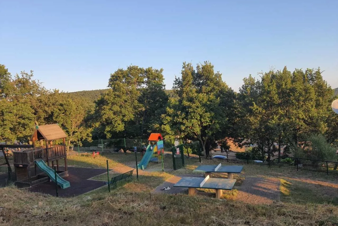 Charmante maisonnette T2 avec jardin et parking à Saint-Vallier-De-Thiey 