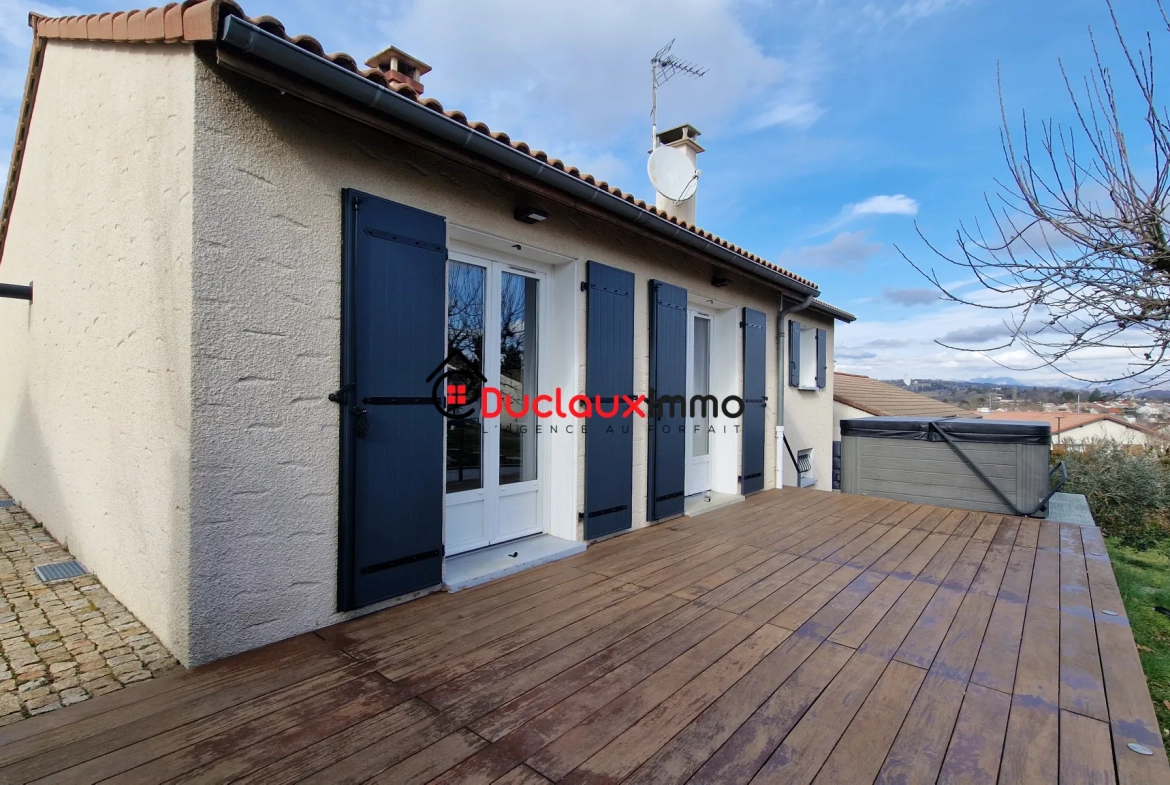 Maison de plain-pied à vendre à Aurillac avec sous-sol et terrasse 