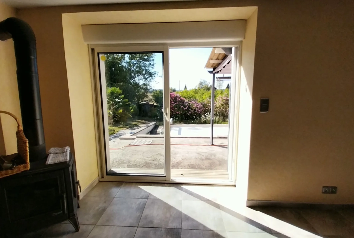 Belle maison en pierre rénovée avec piscine et grand jardin à Razac-sur-l'Isle 