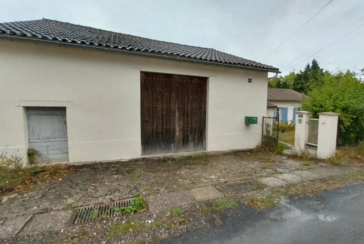 Belle maison en pierre rénovée avec piscine et grand jardin à Razac-sur-l'Isle 