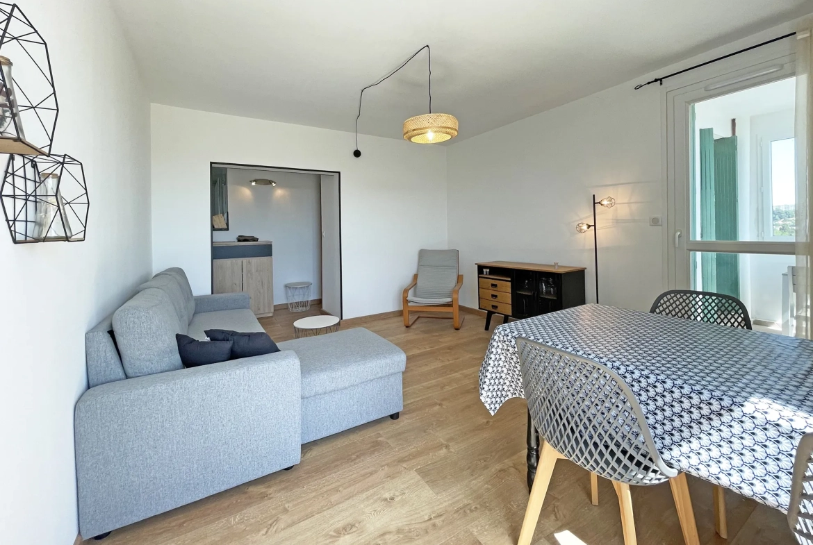 Appartement 4 pièces rénové avec vue panoramique à Nîmes - Dernier étage 