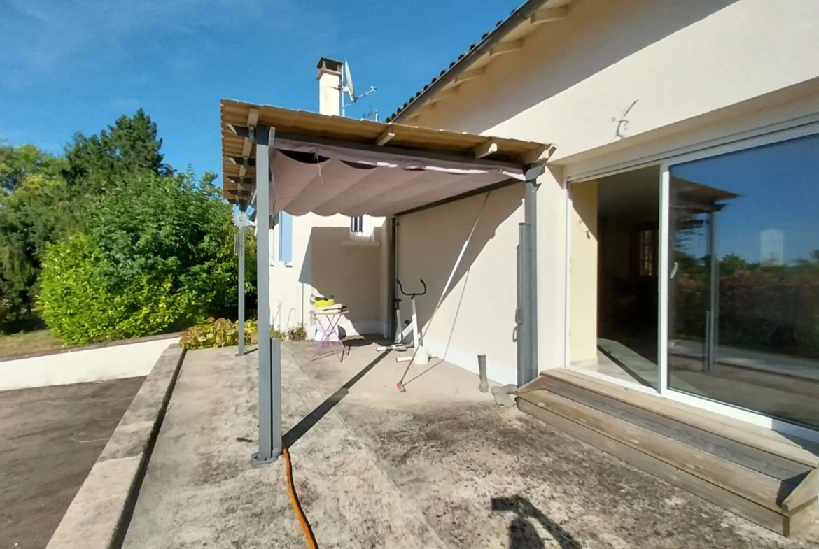 Belle maison en pierre rénovée avec piscine et grand jardin à Razac-sur-l'Isle 