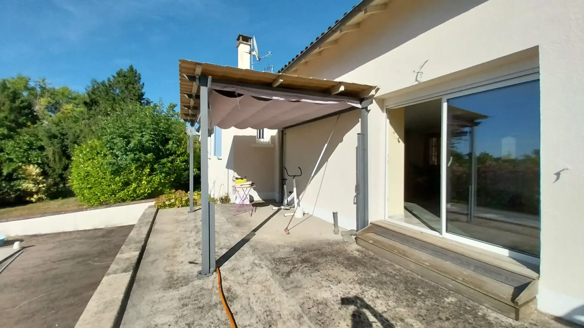 Belle maison en pierre rénovée avec piscine et grand jardin à Razac-sur-l'Isle 