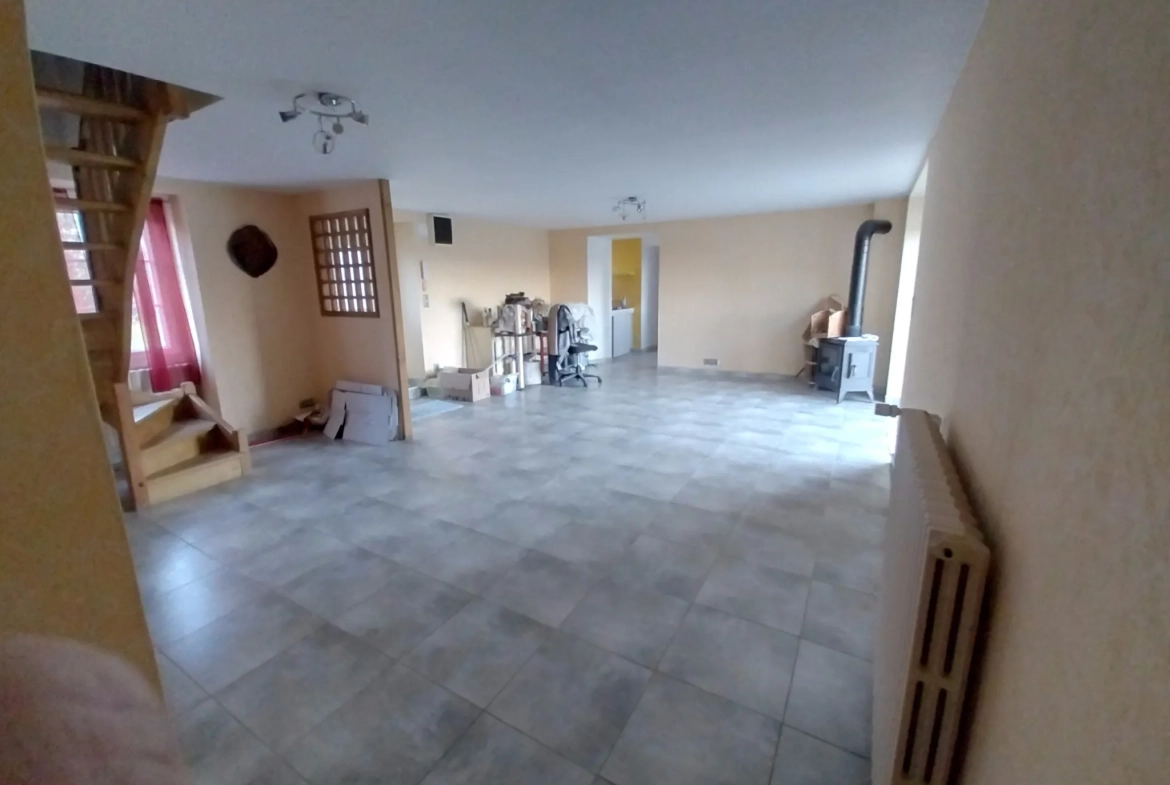 Belle maison en pierre rénovée avec piscine et grand jardin à Razac-sur-l'Isle 