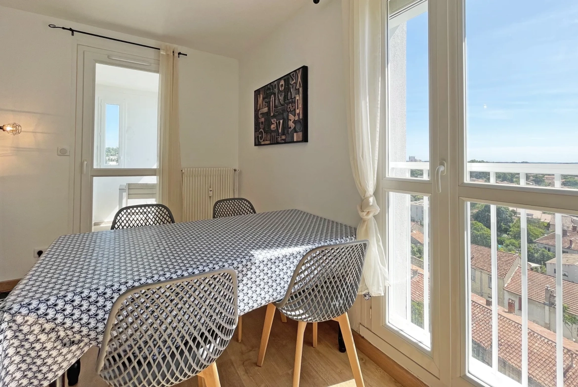 Appartement 4 pièces rénové avec vue panoramique à Nîmes - Dernier étage 