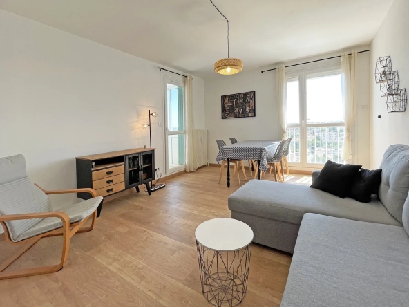 Appartement 4 pièces rénové avec vue panoramique à Nîmes - Dernier étage