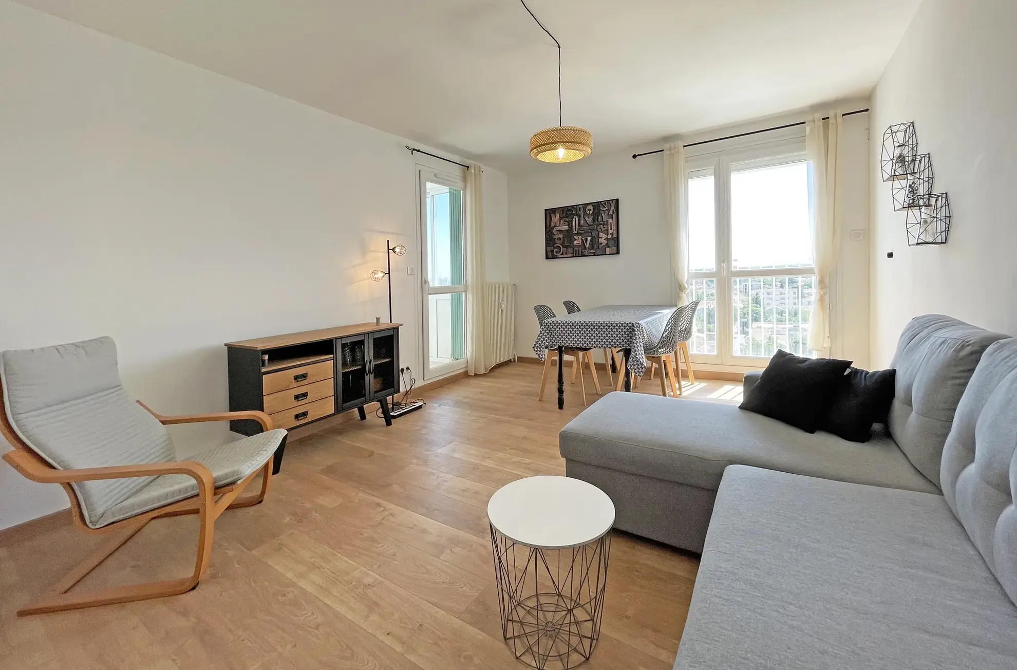 Appartement 4 pièces rénové avec vue panoramique à Nîmes - Dernier étage 
