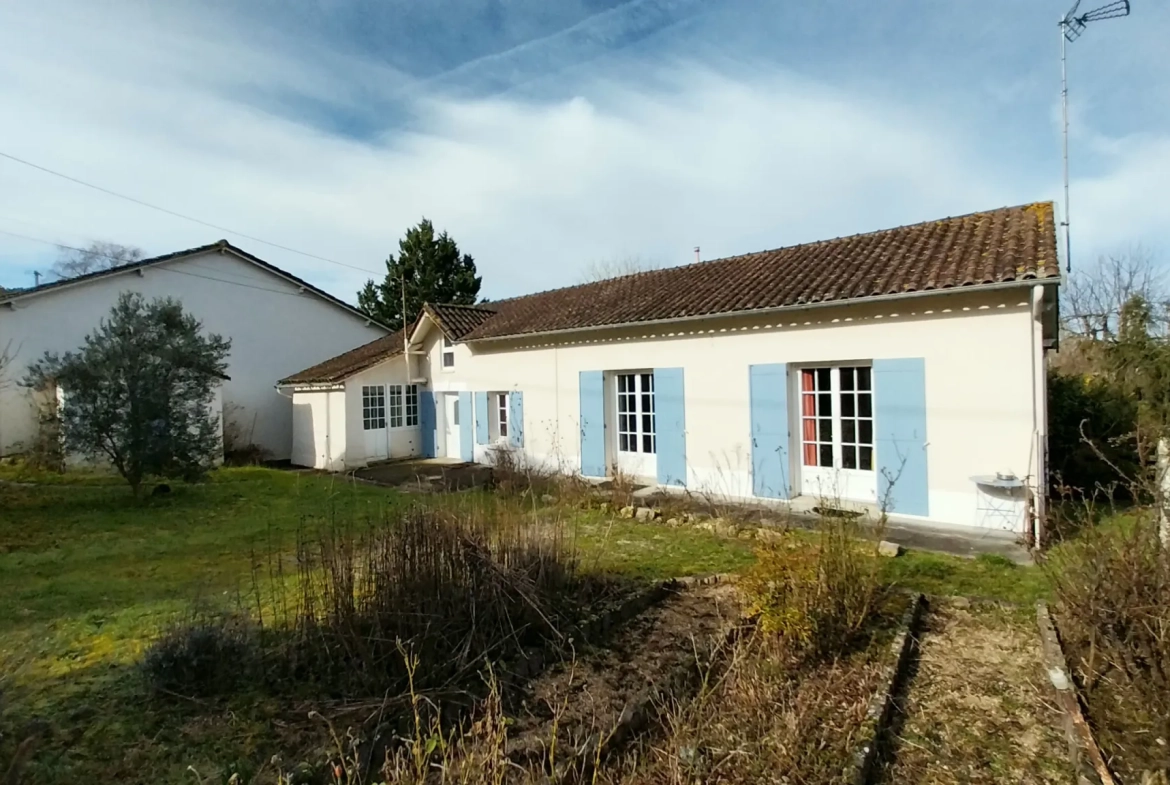 Belle maison en pierre rénovée avec piscine et grand jardin à Razac-sur-l'Isle 
