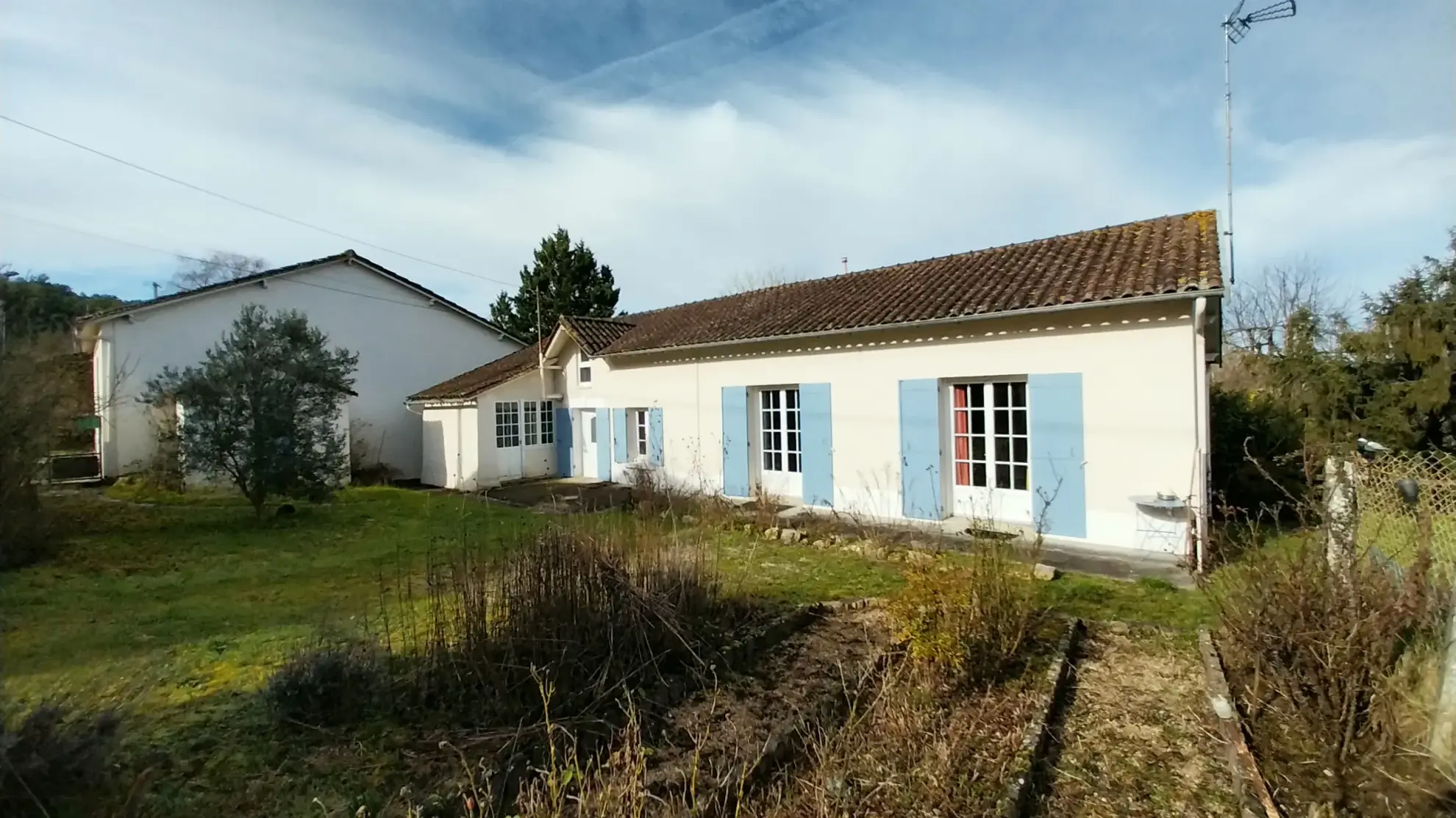 Belle maison en pierre rénovée avec piscine et grand jardin à Razac-sur-l'Isle 