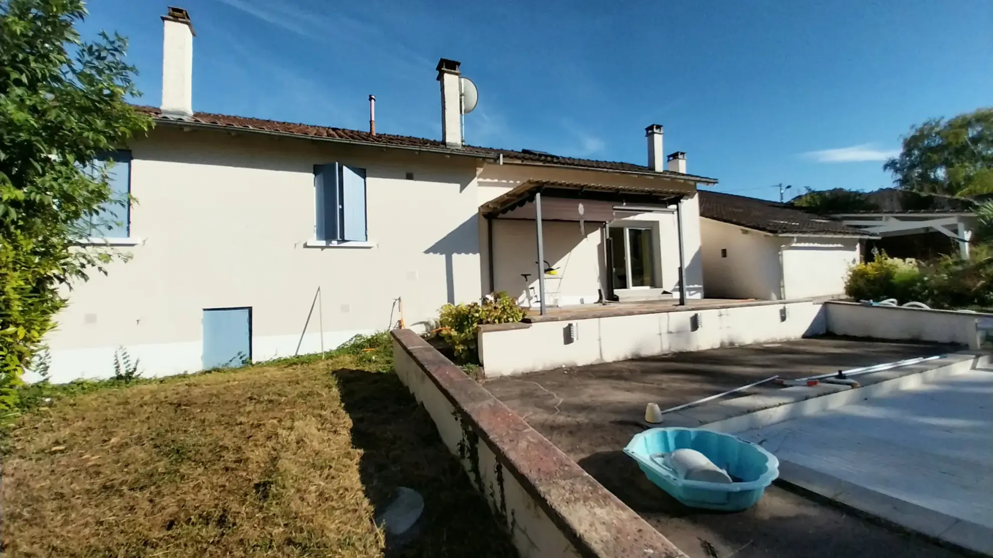 Belle maison en pierre rénovée avec piscine et grand jardin à Razac-sur-l'Isle 