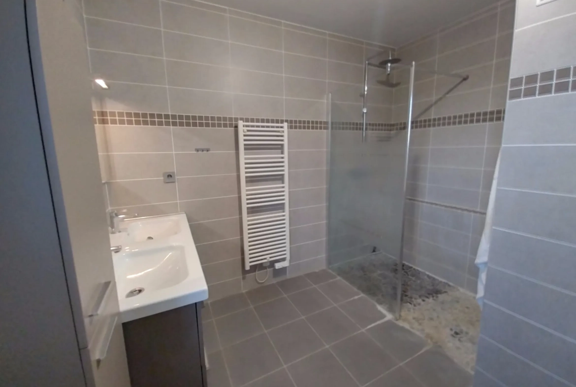 Belle maison en pierre rénovée avec piscine et grand jardin à Razac-sur-l'Isle 