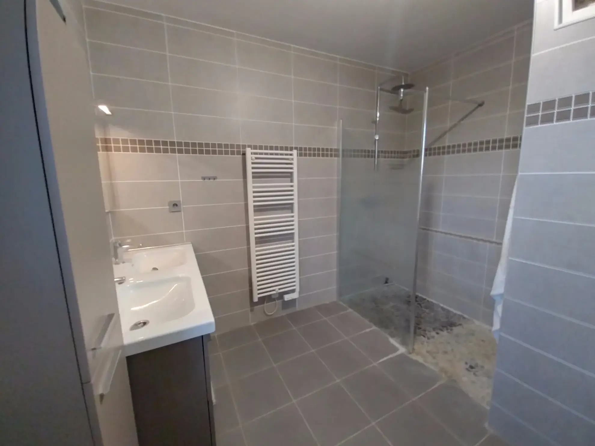 Belle maison en pierre rénovée avec piscine et grand jardin à Razac-sur-l'Isle 