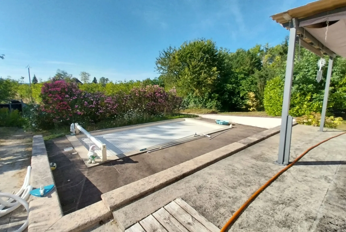 Belle maison en pierre rénovée avec piscine et grand jardin à Razac-sur-l'Isle 