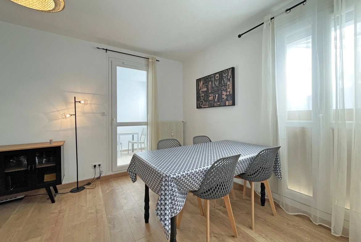 Appartement 4 pièces rénové avec vue panoramique à Nîmes - Dernier étage 